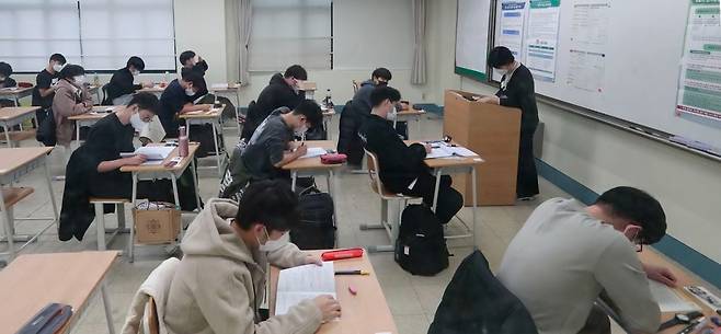 2022학년 대학수학능력시험(수능) 날인 18일 서울 용산고등학교에서 시험을 치르는 수험생들 수험장에서 시험을 준비하고 있는 모습. / 사진=연합뉴스