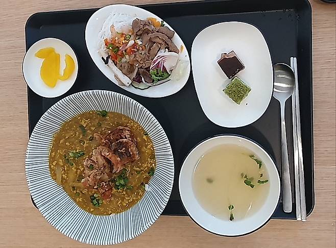 서울 강남구 개포동 개포자이프레지던스가 지난 1일부터 단지 내 식당에서 중석식 서비스를 운영하기 시작했다. 개포자이프레지던스 아파트 식당에서 제공되는 식사 모습. [온라인 커뮤니티 갈무리]