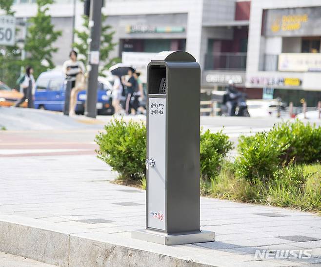 [서울=뉴시스]서울 용산구가 남영동 먹자골목과 이태원 세계음식거리 등에 '담배꽁초 전용 수거함' 11대를 설치했다고 9일 밝혔다. (사진=용산구 제공). 2023.07.09. photo@newsis.com