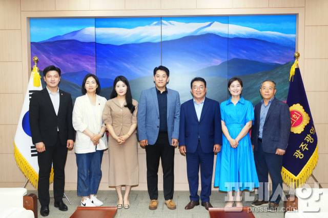 ▲광주시의회와 제주도의회가 지난 7일 광주 5·18민주화운동 및 제주 4․3항쟁에 대한 지방의회의 역할과 상호 교류·협력 방안 모색을 위한 간담회를 가진 후 기념촬영을 하고 있다. ⓒ광주시의회