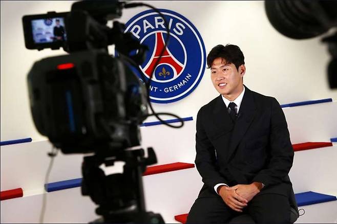 ▲ 이강인이 PSG 입단 첫 인터뷰를 하고 있다