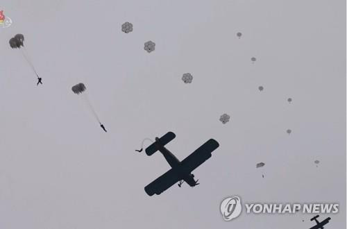 북한군 AN-2기서 낙하 훈련 [연합뉴스 자료사진]