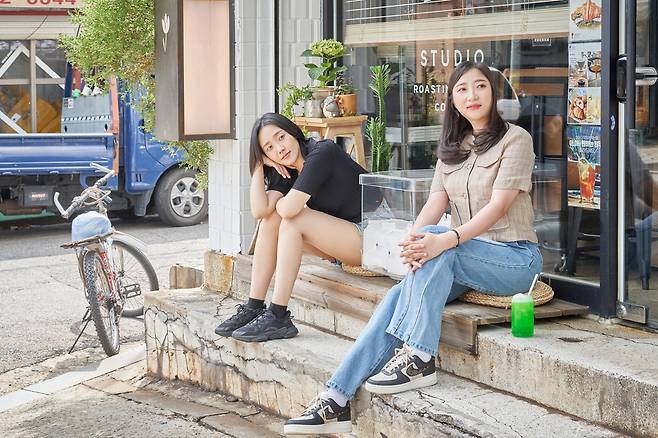 웹툰 '유부녀 킬러'의 검둥(왼쪽) 작가와 YOON 작가 [카카오엔터테인먼트 제공]