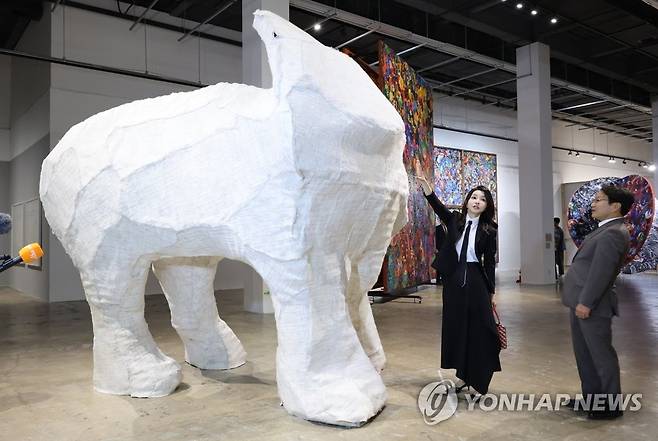 광주비엔날레 전시작품 관람하는 김건희 여사 (광주=연합뉴스) 진성철 기자 = 김건희 여사가 13일 광주 북구 광주비엔날레 전시관에서 진행 중인 제14회 광주비엔날레를 찾아 엄정순 작가의 '코 없는 코끼리'를 만져보고 있다. 2023.6.13 zjin@yna.co.kr