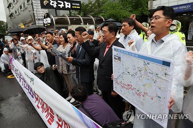 경기 양평군, 서울-양평 고속도로 추진 재개 촉구 (서울=연합뉴스) 이지은 기자 = 전진선 양평군수와 국민의힘 소속 경기도의원·군의원들이 9일 오전 서울 여의도 더불어민주당 중앙당사를 방문해 원희룡 국토교통부 장관이 '백지화'를 선언한 서울-양평 고속도로 사업 관련 양평군의 입장을 밝힌 뒤 구호를 외치고 있다. 2023.7.9 jieunlee@yna.co.kr