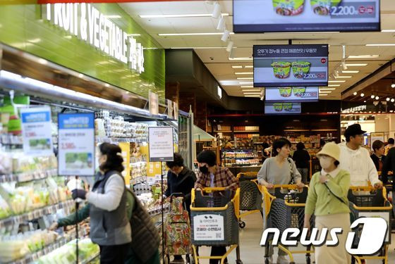 인천 이마트 연수점을 찾은 시민들이 장을 보고 있다. 2023.5.3/뉴스1 ⓒ News1 장수영 기자