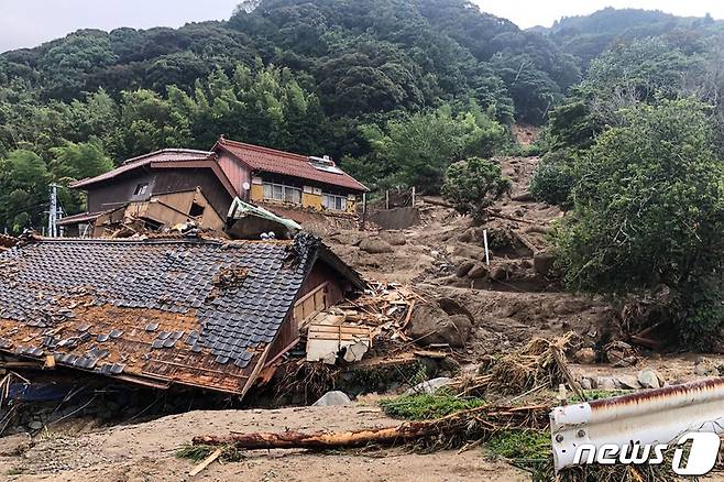 10일 일본 사가현(県) 가라쓰시(市)에 폭우가 내린 후 산사태가 주택가를 덮쳤다. 기상청이 "사상 가장 큰 폭우＂를 예보한 가운데 일본 남서부에서는 한 명이 숨지고 수십만 명에게 대피 경보가 발령됐다. 2023.07.10/ ⓒ AFP=뉴스1 ⓒ News1 권진영 기자