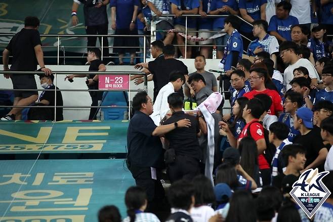 응급 환자를 이송하는 의무진. 제공 | 한국프로축구연맹