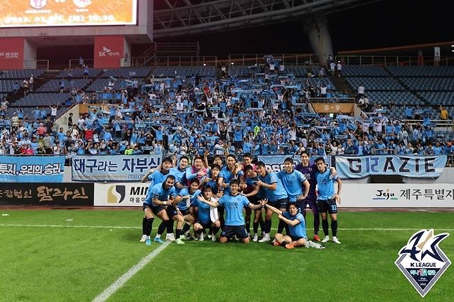 대구 선수단이 제주전에서 승리한 뒤 단체사진을 촬영하고 있다. 제공 | 한국프로축구연맹