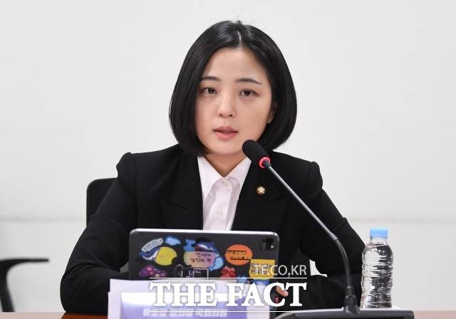 정치권에서는 지난 대선 이후 꾸준히 '위기론'이 제기됐던 정의당에 파열음이 나며 '제3지대' 분산화 움직임이 본격화되는 것 아니냐는 예측이 나온다. 사진은 제3지대 연대 가능성이 제기되고 있는 류호정 의원. /이새롬 기자