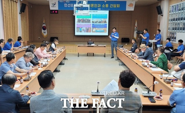 김성 장흥군수가 10일 민선8기 1주년을 맞아 ‘지역 언론인과 함께하는 소통 간담회’를 개최했다./장흥군