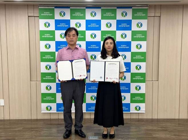 대학일자리플러스센터 최성우 실장(왼쪽)과 부산시 보호아동자립지원센터 심주영 센터장이 협약을 체결하고 있다.