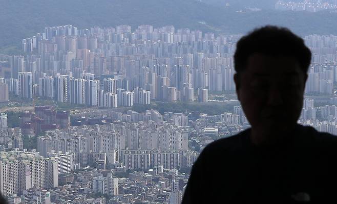 서울 송파구 롯데월드타워 서울스카이 전망대를 찾은 시민들이 송파구 아파트 단지를 살펴보고 있다./뉴스1