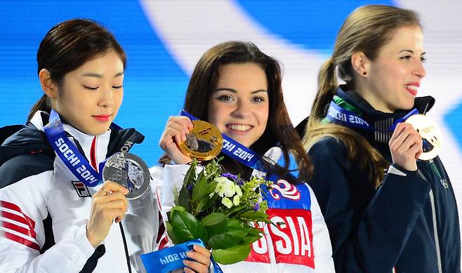 2014년 2월 21일(현지 시각) 여자 피겨 스케이팅 대표팀의 김연아(왼쪽)가 소치 올림픽 파크에서 진행된 여자 싱글 경기의 메달 세리모니에서 아델리나 소트니코바(금메달·러시아)와 캐롤리나 코스트너(동메달·이탈리아)와 함께 은메달을 목에 걸고 기념촬영하고 있다. /조선DB