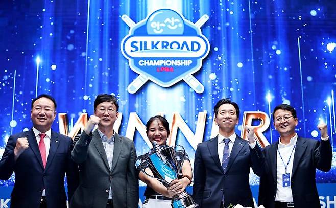 프로당구 여섯번째 우승 트로피를 들어올린 스롱 피아비. ⓒ PBA