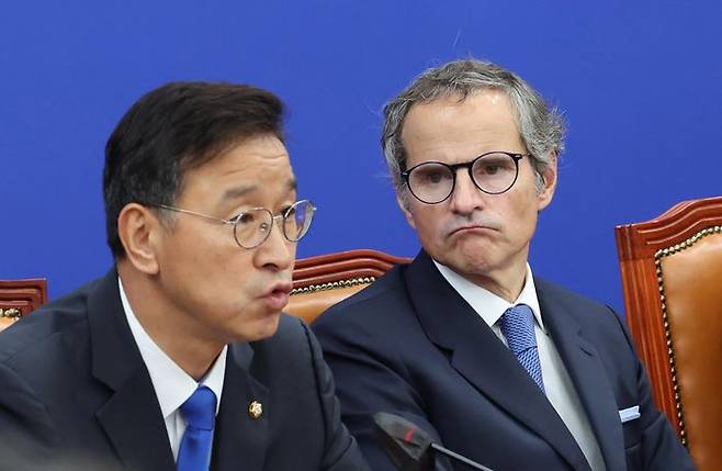 라파엘 그로시 IAEA 사무총장이 9일 오전 서울 여의도 국회에서 위성곤 더불어민주당 후쿠시마 원전오염수 해양투기저지 대책위원회 위원장의 발언을 듣고 있다. ⓒ뉴시스