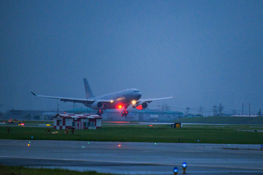 공군 KC-330 다목적 공중급유수송기가 캐나다 산불 진화 지원을 위한 대한민국 해외긴급구호대(KDRT) 요원 및 긴급구호물자 현지 수송 임무를 성공적으로 완수하고 지난 4일 저녁 공군 김해기지에 착륙하고 있다.  연합뉴스