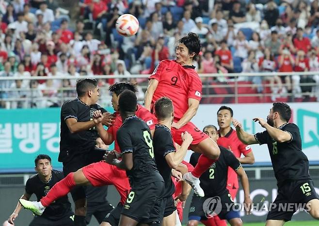 조규성 수비 숲에서 (대전=연합뉴스) 류영석 기자 = 20일 대전월드컵경기장에서 열린 축구 국가대표팀 평가전 한국과 엘살바도르의 경기. 조규성이 상대 진영에서 헤딩슛을 하고 있다. 2023.6.20 ondol@yna.co.kr (끝)