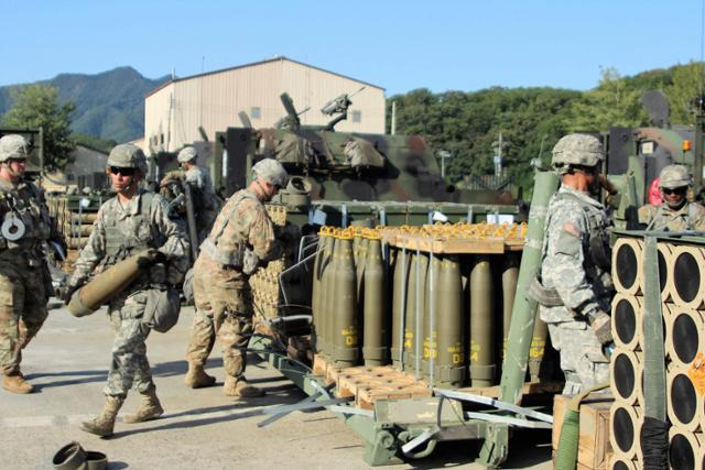 미국 국방부가 공개한 사진에서 7일 장병들이 100파운드(45㎏)에 달하는 155mm 재래식 포탄을 차량에 싣고 있다. AFP 연합뉴스