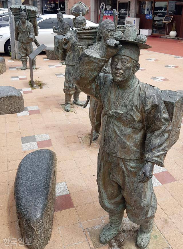 바지게시장 입구에 100년 전 지게에 물건을 실어 울진 등 여러 장터를 누빈 보부상 '바지게꾼'의 조형물이 설치돼 있다. 울진=김정혜 기자
