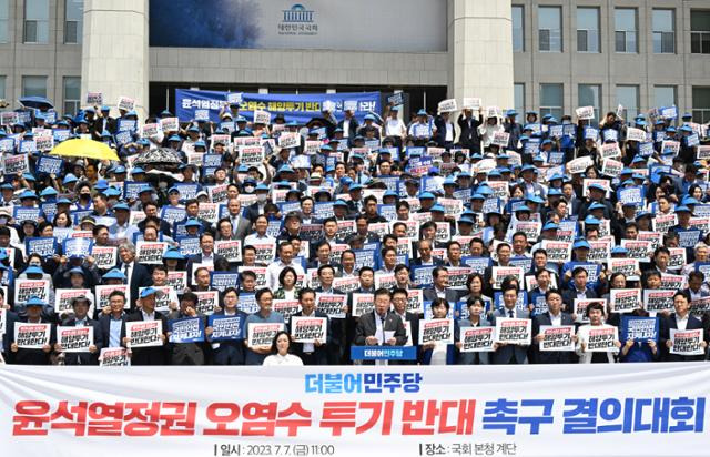 이재명 더불어민주당 대표가 7일 국회 본청 앞 계단에서 열린 윤석열정부 오염수 투기 반대 촉구 결의대회에서 발언하고 있다. 고영권 기자