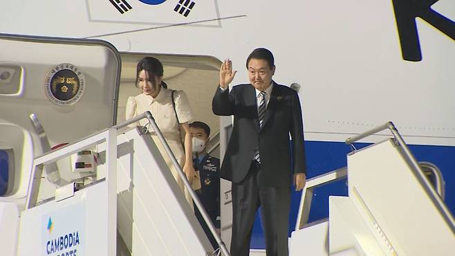 윤석열 대통령 내외 과거 해외일정 출국 모습. 자료사진.