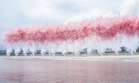 일본 후쿠시마현에서 진행된 불꽃 퍼포먼스 ‘하늘이 벚꽃으로 물들었을 때’. [사진 생 로랑]