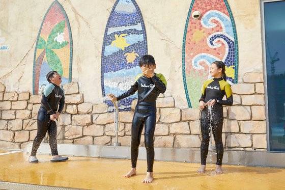 더운 날씨에 취재하며 교육을 받느라 힘들었던 소중 학생기자단은 물만 보이면 서로 뿌리고 장난치며 더위를 식혔다.