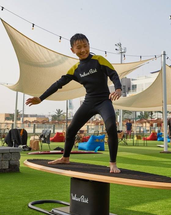 지상에서 자세교정하며 서핑 훈련할 때 사용하는 드라이서프에서 연 습하는 유정현 학생기자.