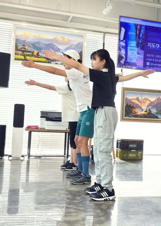 노르딕 워킹은 일반 걷기에 비해 상체를 많이 사용하기 때문에, 폴을 손에 쥐고 걷기 전에 바른 자세로 상·하체를 활용해 걷는 법을 먼저 연습해야 한다.