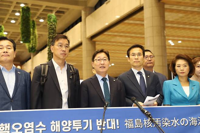 ‘후쿠시마 핵오염수 해양투기 저지 대한민국 국회의원단’이 10일 출국 기자회견을 하고 있다. 위성곤의원실 제공