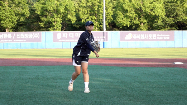 마운드에서 투구하기 전 간단하게 캐치볼을 하고 있는 박민성 선수. 박세종PD