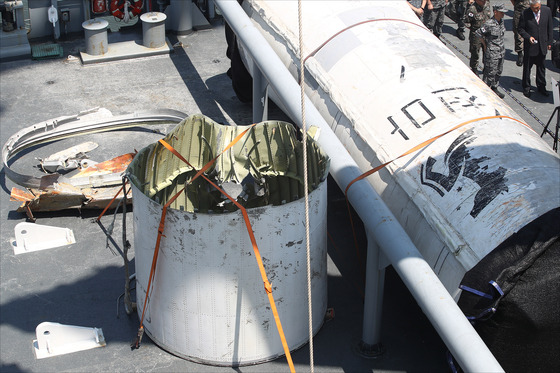 Wreckage from North Korea's failed spy satellite launch is shown to the press at the headquarters of the Korean Navy's Second Fleet on June 16. [YONHAP]