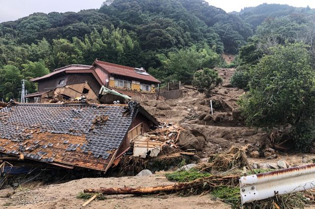 일본 사가현 가라쓰시에서 10일 산사태로 발생한 토사에 목조 주택이 무너져 있다. AFP연합뉴스