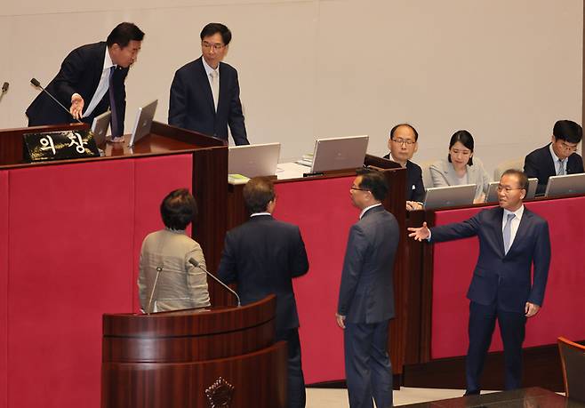 국민의힘 윤재옥 원내대표(오른쪽)가 지난달 30일 오후 국회 본회의에서 의사일정 변경의 건과 관련해 김진표 국회의장에게 항의하고 있다. [사진 출처 = 연합뉴스]