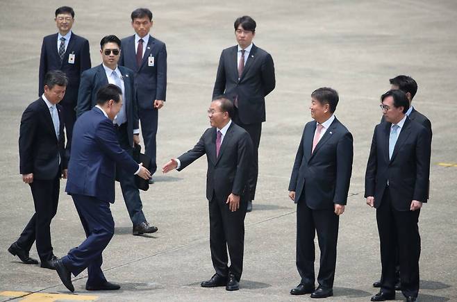 4박 6일 일정으로 리투아니아·폴란드 순방에 나서는 윤석열 대통령이 10일 경기도 성남 서울공항에서 공군 1호기 탑승 전 윤재옥 국민의힘 원내대표 등 환송인사들과 인사하고 있다. /사진=뉴시스