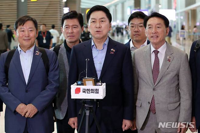 [인천공항=뉴시스] 조성우 기자 = 김기현 국민의힘 대표가 10일 오전 인천국제공항을 통해 미국으로 출국하기 전 브리핑을 하고 있다. 2023.07.10. xconfind@newsis.com