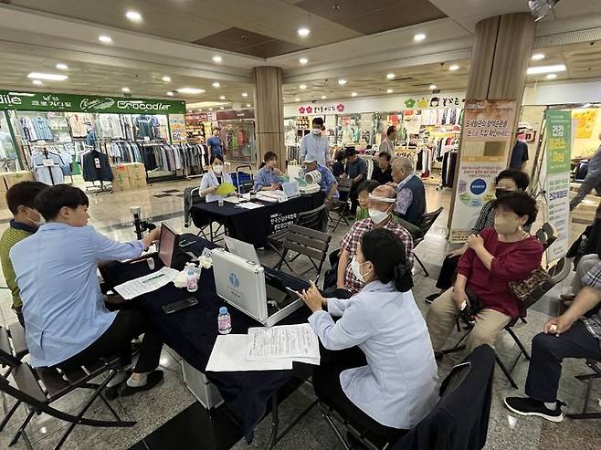 [부산=뉴시스] 지난 6일 부산 부전몰 지하도상가를 찾은 시민들이 서면지하도상가 부전몰 광장에서 무료 건강검진을 받고 있다. (사진=부산시설공단 제공) *재판매 및 DB 금지