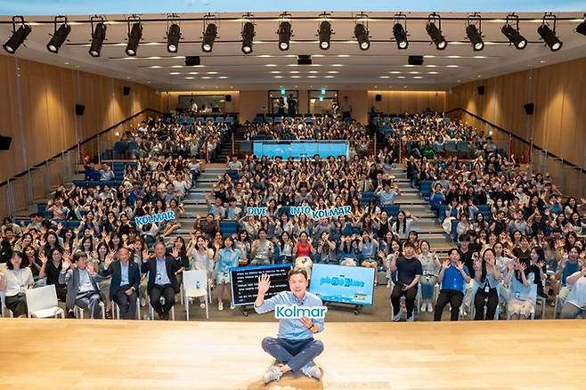 윤상현 한국콜마홀딩스 부회장이 임직원들과 지난 7일 타운홀 미팅을 마치고 단체기념사진을 촬영하고 있다. (사진 = 한국콜마홀딩스 제공) *재판매 및 DB 금지