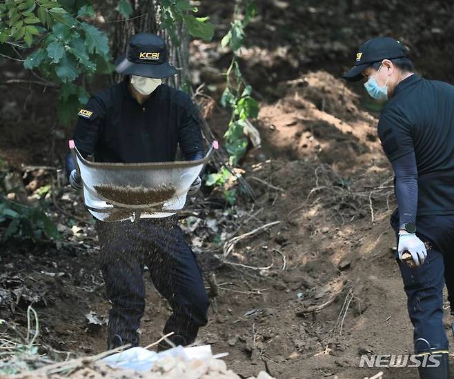 [용인=뉴시스] 양효원 기자 =경기 용인시에서 2015년 3월께 태어난 아기를 친부와 외할머니가 함께 살해, 유기한 사건을 수사하는 경찰이 6일 오후 시신이 유기된 것으로 추정되는 용인시 처인구 양지면 소재 한 야산에서 수색 작업을 벌이고 있다. (사진=경기남부경찰청 제공) 2023.7.6. hyo@newsis.com