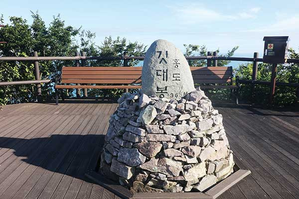 깃대봉은 높이 356m에 불과하지만 대한민국 100 명산에 선정될 정도로 빼어난 조망을 지닌 산이다.