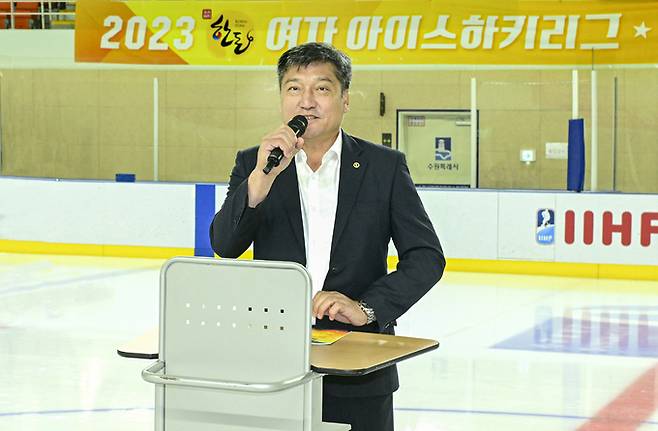 한돈자조금 손세희 위원장이 2023 한돈배 여자 아이스하키리그 '더 드림 리그' 개막식 기념 축사를 하고 있다.