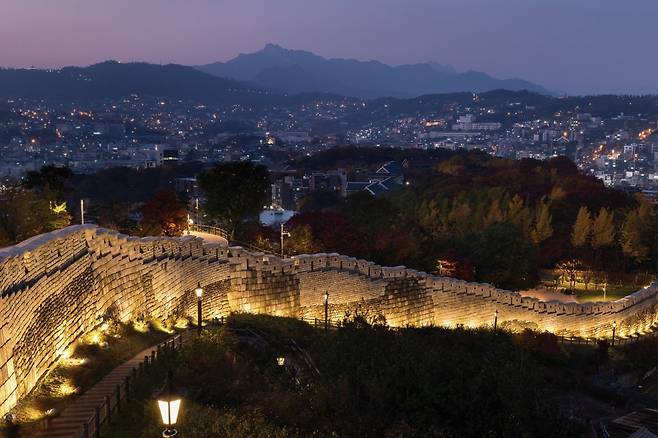 낙산성곽을 따라 서울야경을 볼 수 있다. 사진제공 | 서울관광재단