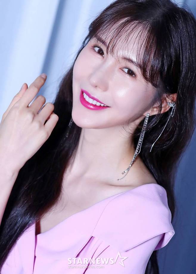 배우 신주아가 서울 종로구 서린동 스타뉴스에서 진행된 인터뷰에 앞서 포즈를 취하고 있다.  신주아는 지난 2004년 SBS 드라마 '작은 아씨들'로 데뷔해 영화 '몽정기2', '여교수의 은밀한 매력', '녀녀녀', 드라마 '킬힐', '브라보 마이 라이프', '맨투맨', '오로라 공주', '내 인생의 단비', '히어로', '백만장자와 결혼하기' 등 여러 작품에 출연해 이름을 알렸다.  2021년 방송된 TV조선 드라마 '결혼작사 이혼작곡'에서 짧지만 강렬한 존재감을 드러내며 특별출연의 좋은 예를 썼고, 지난해 tvN 드라마 '킬힐'에서는 은나라 역을 맡아 연기 내공을 발휘하며 안방극장 복귀를 성공적으로 마쳤다. /사진=김창현 기자 chmt@