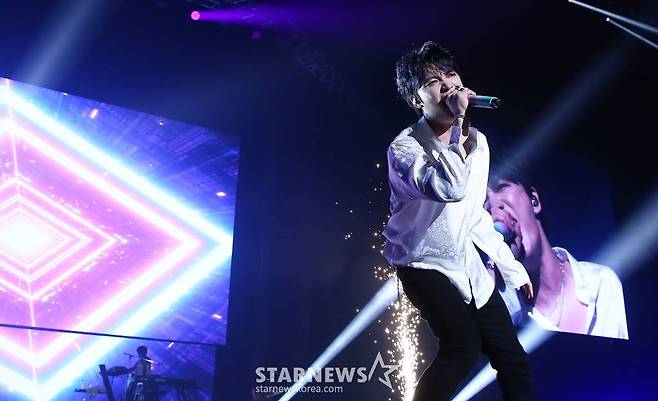 가수 겸 배우 김재중이 8일 오후 일본 요코하마 피아 아레나 MM에서 열린 스타뉴스 주최 '2023 Asia Artist Awards(2023 아시아 아티스트 어워즈, 이하 '2023 AAA') 비기닝 콘서트 '男神(남신)'에서 멋진 공연을 선보이고 있다.  '2023 AAA' 비기닝 콘서트 男神'에 참석한 5인의 남신들인 김재중, 김선호, 황민현, 이준영, 김영대는 2시간 30분 동안 환상적인 무대들을 선보였다. 2023.07.08 /사진=김창현 기자 chmt@
