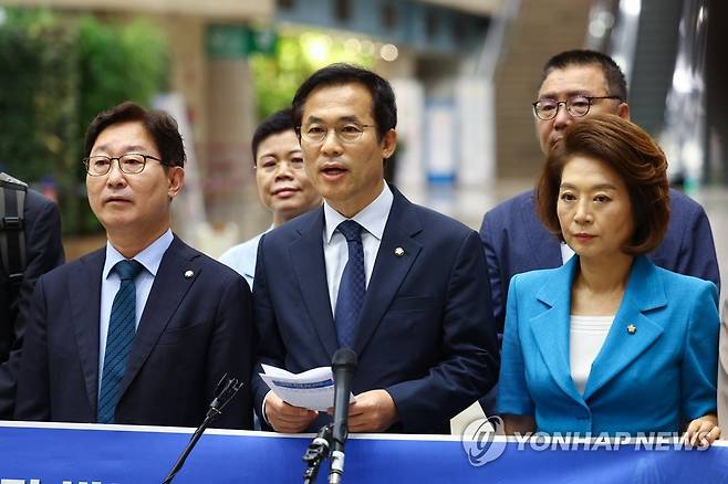 출국 전 입장 밝히는 오염수 저지 국회의원단 (서울=연합뉴스) 서대연 기자 = 후쿠시마 핵오염수 해양투기 저지 대한민국 국회의원단 소속 더불어민주당 김승남 의원이 10일 오전 김포국제공항을 통해 일본으로 출국하기 전 기자회견을 열고 입장을 밝히고 있다. 2023.7.10 dwise@yna.co.kr