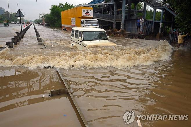 9일 몬순 폭우 내린 뉴델리 인근 도시 구르가온  [AFP 연합뉴스 자료사진. 재판매 및 DB 금지]