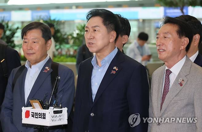 출국 전 취재진 질의에 답변하는 김기현 (영종도=연합뉴스) 이정훈 기자 = 국민의힘 김기현 대표가 10일 인천국제공항에서 미국으로 출국하기 전 취재진 질의에 답하고 있다.
    5박7일 일정으로 미국 워싱턴DC와 뉴욕, 로스앤젤레스를 방문하는 김 대표는 미 백악관·정부 관계자, 상·하원 의원들을 만나 올해 70주년을 맞은 한미동맹의 강화 방안을 모색한다. 2023.7.10 uwg806@yna.co.kr