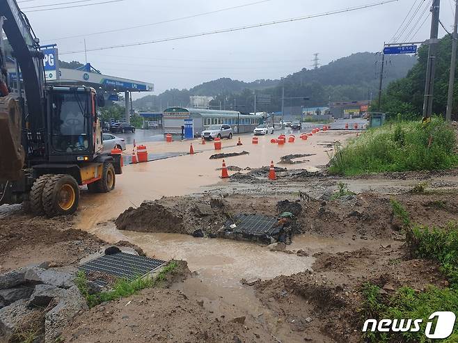 11일 오전 강원 원주지역에 호우경보가 발효된 가운데, 원주시 판부면 서곡리 원주천댐 이주단지 공사현장에서 토사가 유출돼 인근 배수로가 막히는 사고가 발생해 한국수자원공사 원주천댐사업단이 정비에 나섰다. (독자 제공) 2023.7.11/뉴스1 신관호 기자