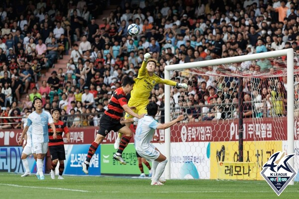 지난 8일 포항스틸야드에서 열린 K리그1 울산현대와 포항스틸러스 경기 모습. 사진┃한국프로축구연맹